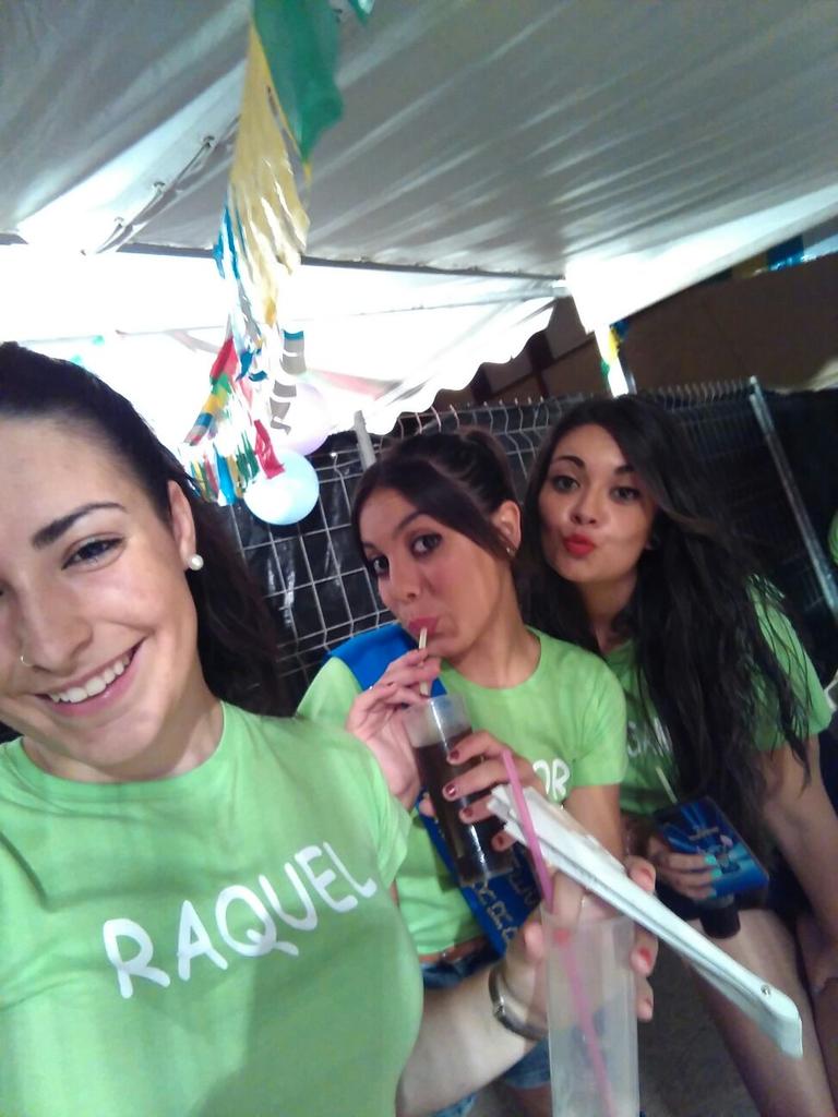RaqueelGuijarro's tweet photo. La mejor compañía y las mejores fiestas! http://t.co/8H57ttFcnP