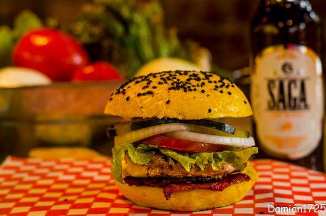 Hamburguesa del poeta , una maravillosa experiencia de colores . Mazatlan 20 , col condesa .