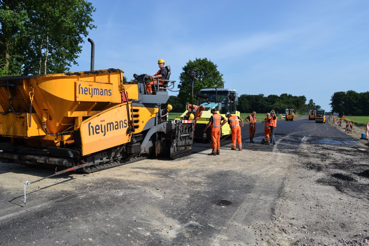 Rubenw96's tweet photo. Tussenlaag Asfalteren van de #N381 @HeijmansNL @projectN381 Voor alle foto's kijk;@Rubenw96 http://t.co/Dj7a7sOxBx