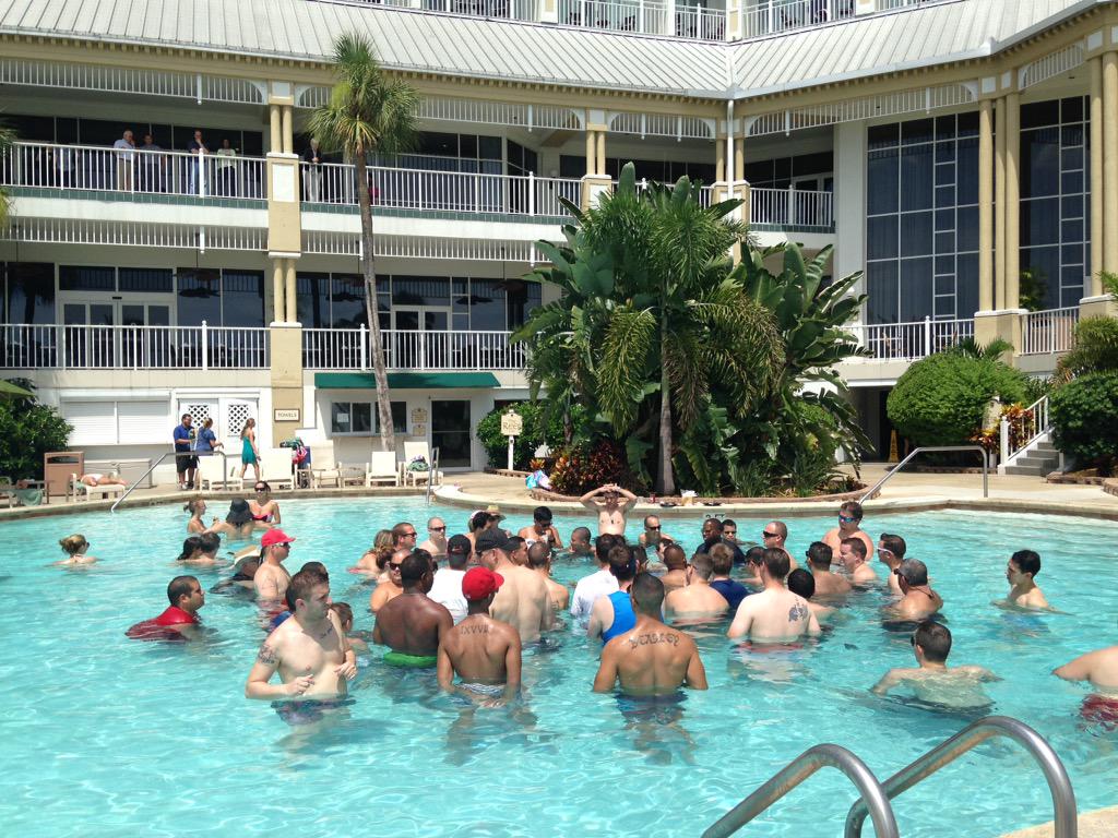 TazurehCore's tweet photo. Getting around @1kTA in the pool. @PlatPG  @B2G200 http://t.co/MtfyVA4S9T