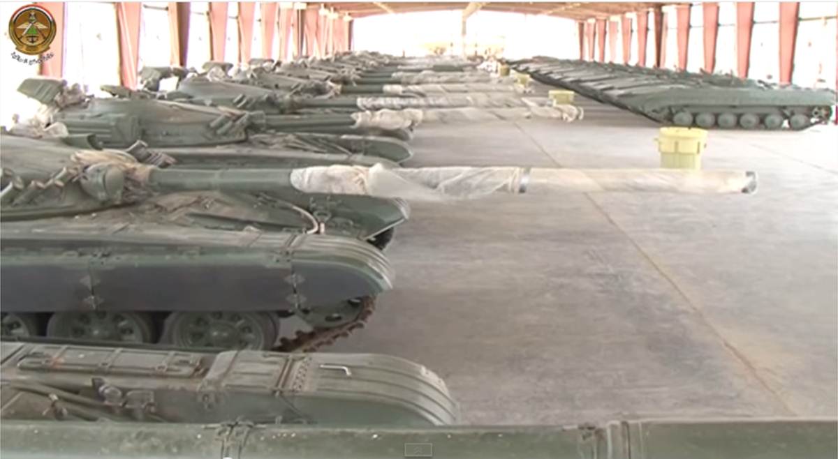 العراق يشتري 100 دبابه T-72 مستعمله مع مدرعات من التشيك  CJqCF__WIAAKqCQ