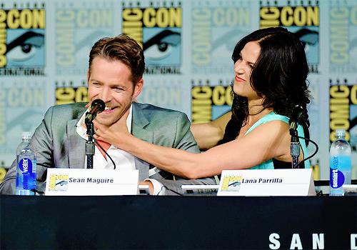 casnovaxs's tweet photo. THE OUAT COUPLES BEING CUTE AF http://t.co/k30pnDdgDX