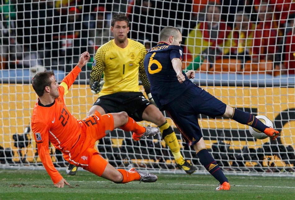 LuisMenotti78's tweet photo. Hace CINCO años: estiramos el pie en esa parada, la pegamos con el alma, corrimos como locos...y levantamos esa Copa. http://t.co/VNIN2v90NO