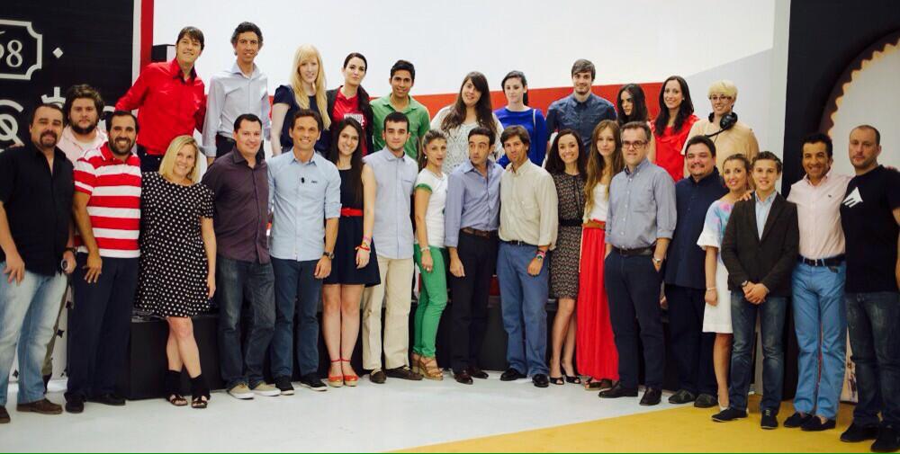 Maxi_Perez_'s tweet photo. Hoy dos años de mis inicios en @toroscanalplus, de la mano de @MarcoRochatv y apadrinados por Enrique Ponce. #68pasos http://t.co/l1l7F5WR4C