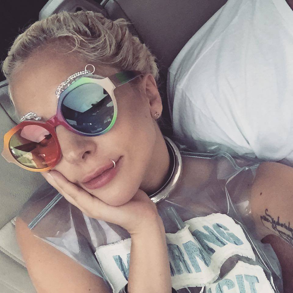 Lady Gaga, dudağına piercing taktırdı!