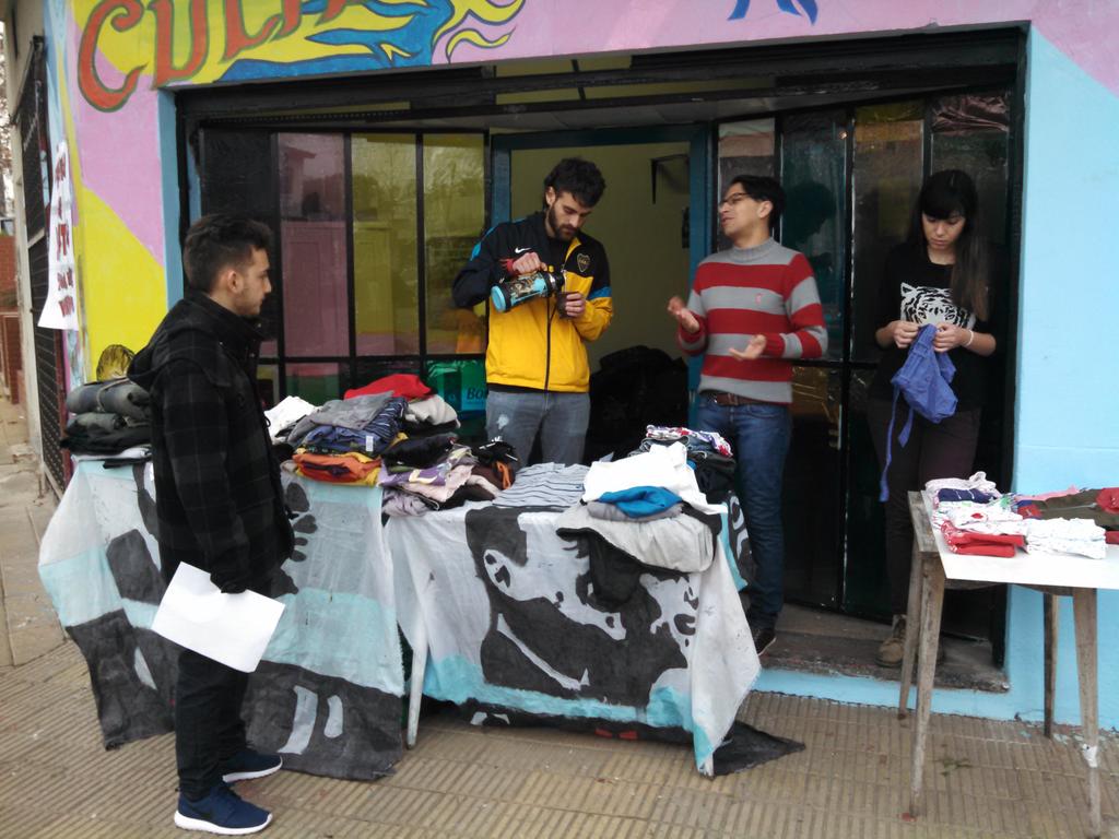 jpdescavl's tweet photo. Feria popular de ropa en #Munro ! @tomasremi @Rober_JPDesca @DaaiiAriadna @Descamisados_ http://t.co/GFGUpwbQCu