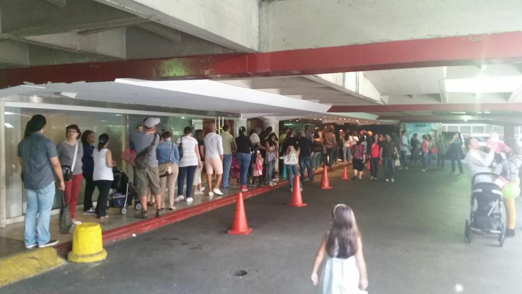 Y esta es la cola para entrar a <a href="/Expobaby/">ExpoBaby</a> ven ya. Solo quedan dos días