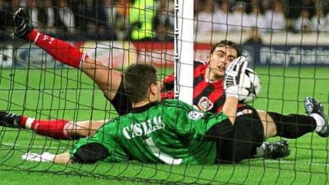 marca's tweet photo. Diez paradas que convirtieron a Casillas en 'el Santo' ▶ http://t.co/BGPW31wa49 http://t.co/OmKEbJWPdp