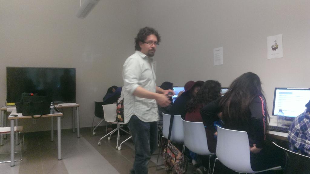 StoryStudioTO's tweet photo. The teams learning how to edit their work! 👏 #RegentPark #SummerSeriesRP http://t.co/ie4KsFnenZ