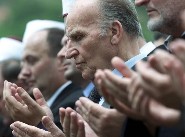 IzetQuotes's tweet photo. May God have mercy on the innocent souls killed in #Srebrenica ,and on #AlijaIzetBegovic .May God protect #Bosnia . http://t.co/jzVY4Qcl5y
