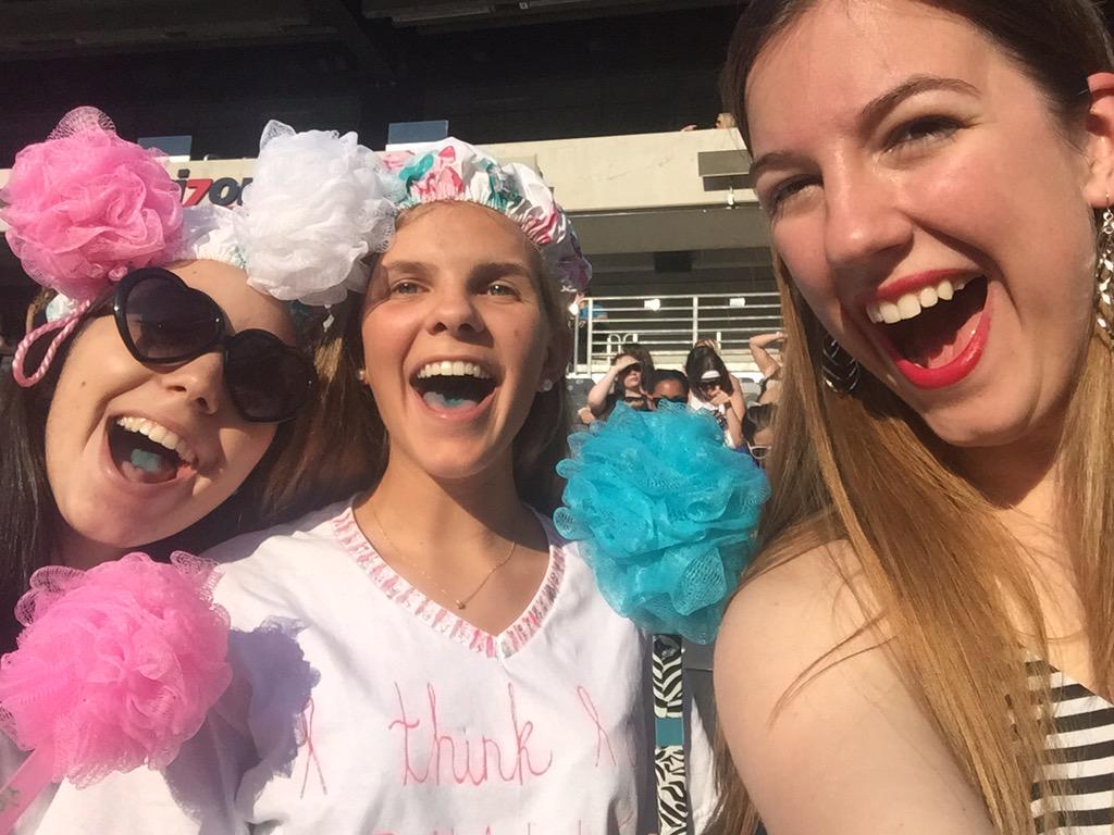 got_claire's tweet photo. .@taylorswift13 @taylornation13 has the best fans! So many creative fans and an awesome dad! #1989EastRutherford http://t.co/E6QjPp4ds6