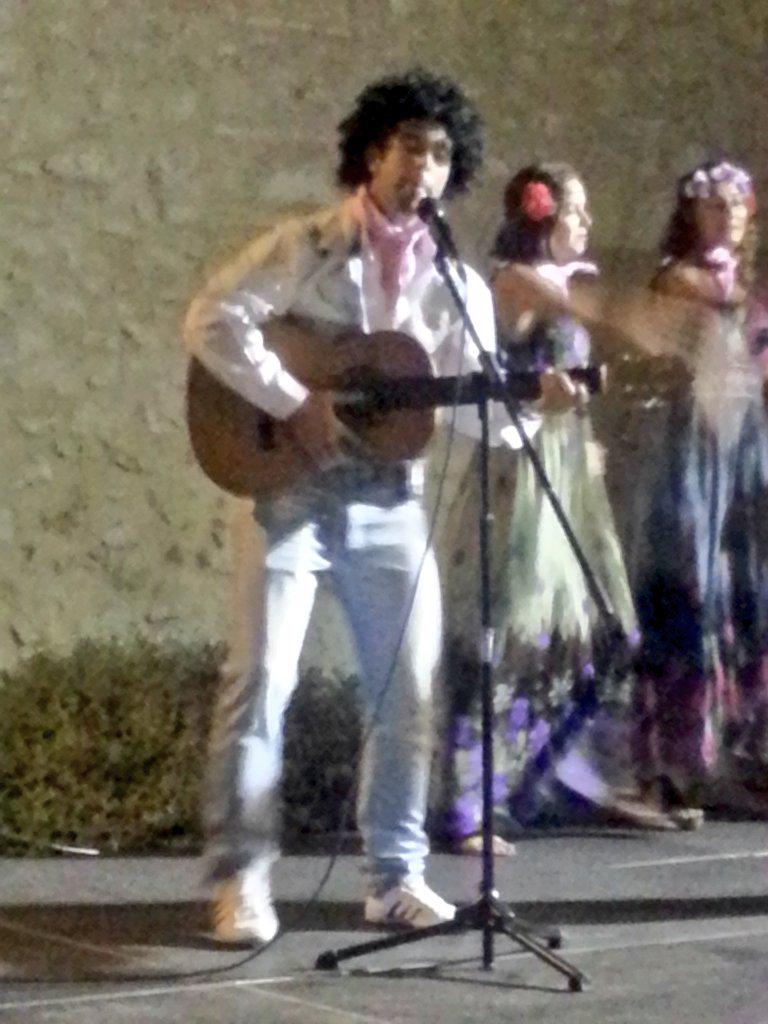 Lolescardona's tweet photo. Los Pecos!!
Olé Salva i Víctor i el seu coro Sílvia, Natàlia i Maria!!!!
#festaflowerpower
#Benirredrà http://t.co/QlnU5RKND0