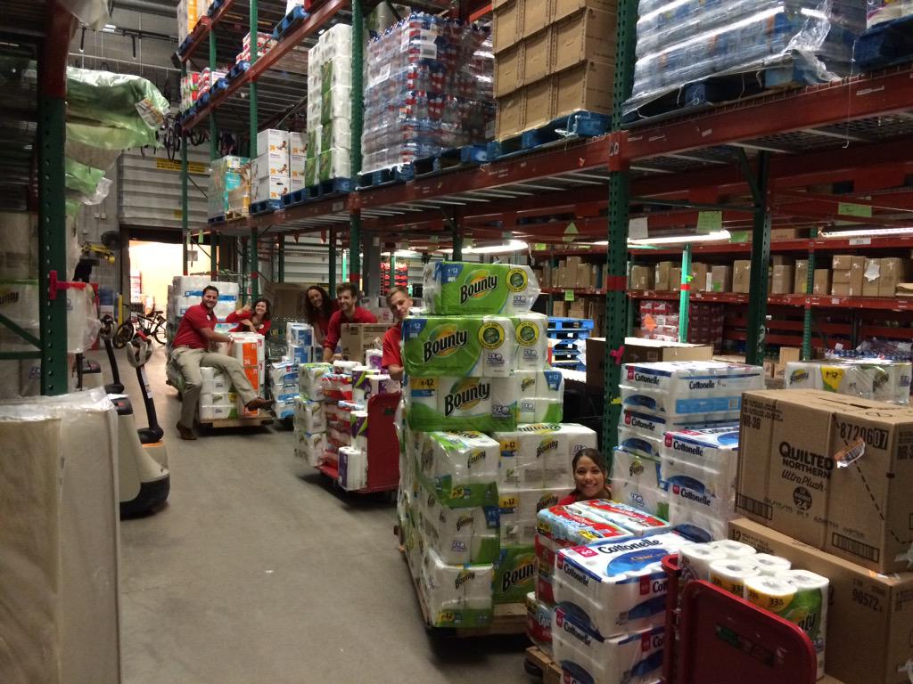 Meghan and Shatera flexing their guns...!
#sunsouttubsout #inthestoreonthefloor