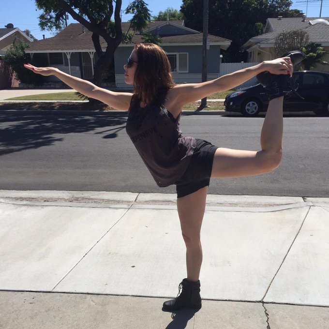 It's #SexySaturday so I'll do #Yoga on the sidewalk. 😎 #LikeABoss #YogaPose #Balance #Brunette #BatmanVSuperman