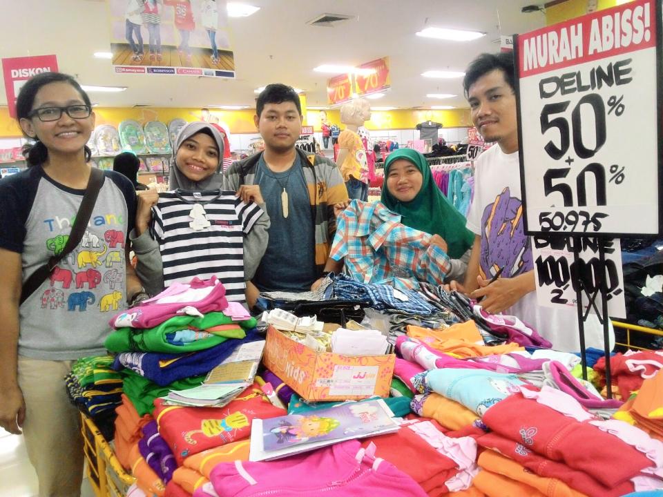 itz_yisha's tweet photo. Belanja baju lebaran diskonan udh biasa. Belanja baju lebaran diskonan buat dibagikan anak2 jalanan, ini yg istimewa! http://t.co/oBQ9e5FYsv