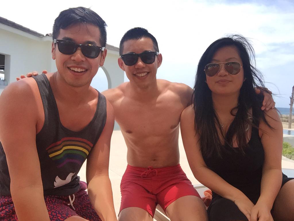 nelsonssiu's tweet photo. Representin' Twitter in cabo! #twittertank http://t.co/P76s8q1o78