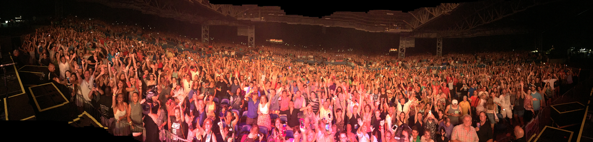 train's tweet photo. At Louis is always filled with incredible people! Thank you for a hot, amazing night!! ❤️ http://t.co/4dhoNBE82J