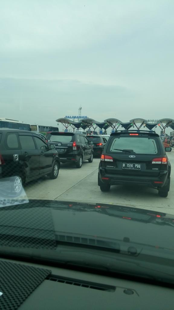 #MudikJabar 11.08 : Gerbang tol Palimanan ramai lancar. Agak padat saat bayar tol. Tetap hati" | <a href="/vega_rama/">Vega Ramadhan</a>