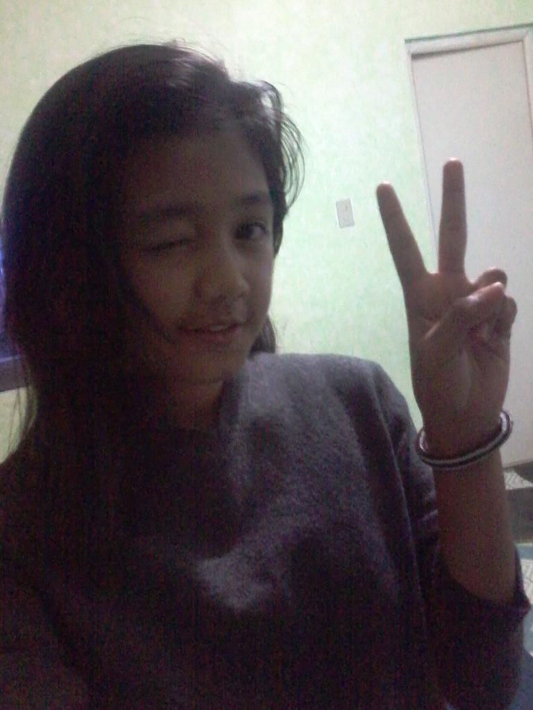 rnymace's tweet photo. Im wearing my fave sweater...soo cold ^_^ http://t.co/vwk2yZPab0