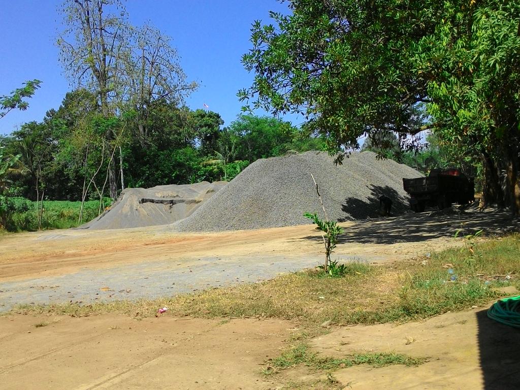 rif_aden's tweet photo. Jual batu pecah berbagai ukuran UD. Tunggal Dara Putra cp. 081229748064 (arif) ,082336411880 (kaswi) http://t.co/a9SLLxaoqm
