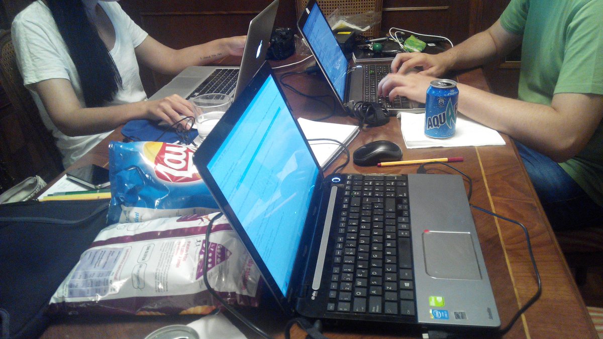 GaLaeK's tweet photo. Sesion de programacion post-cena con @lucrperez y @iCynthia ! @ZgzAppStore http://t.co/onDo4qw76J