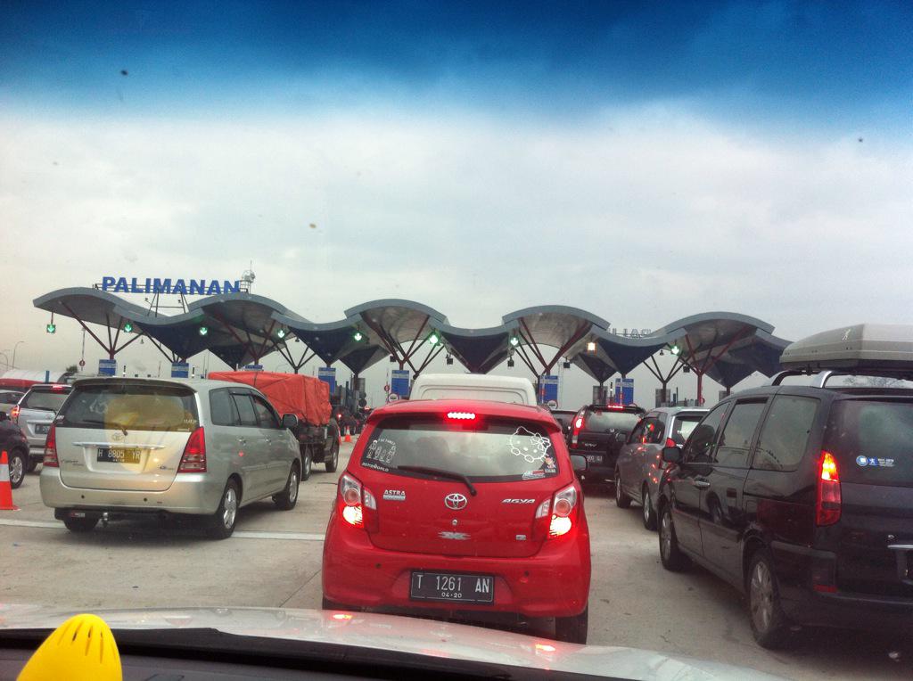 juanda_kami's tweet photo. Cipali lancar jaya. Gerbang Tol Palimanan antri 1 km. @RadioElshinta http://t.co/UqfMxBwfbb