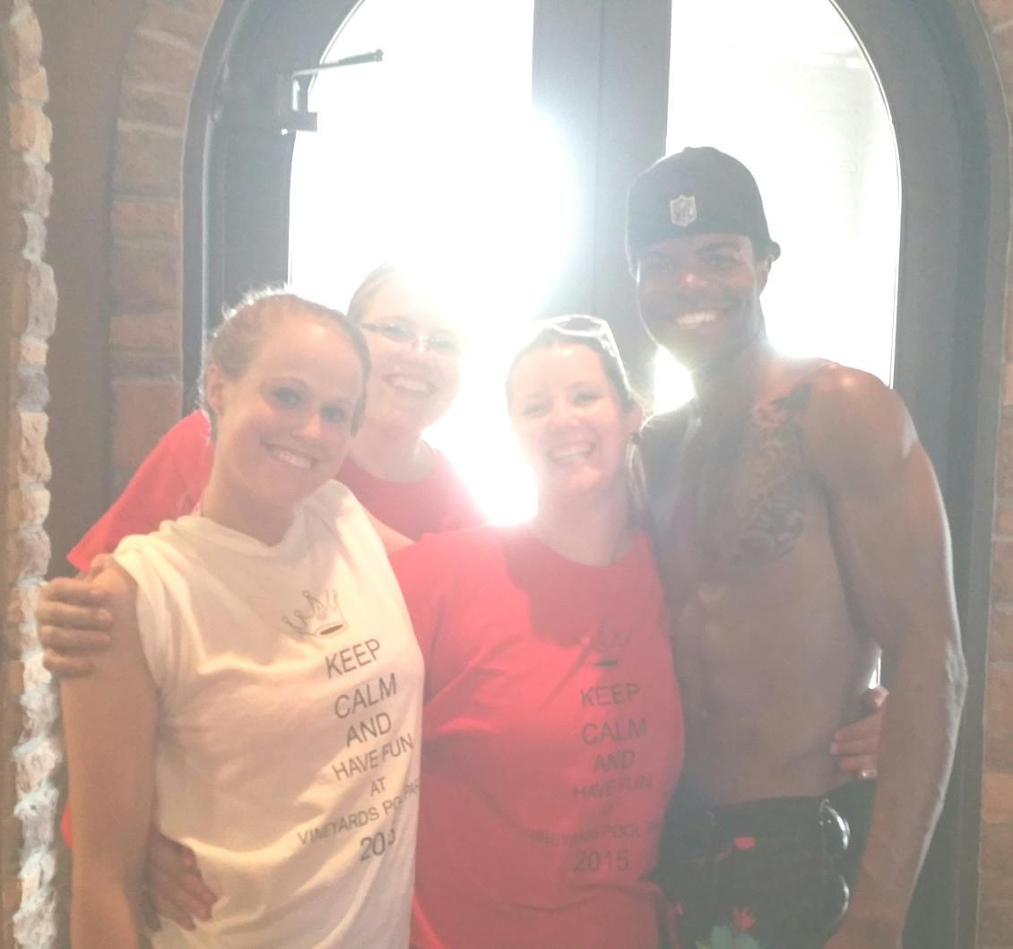 Verified_Bo's tweet photo. #vineyardsaptkaty treats you like a VIP. The #poolparty was awesome live music, food, dessert, drinks, &amp; prizes http://t.co/w7Uogs2J5w