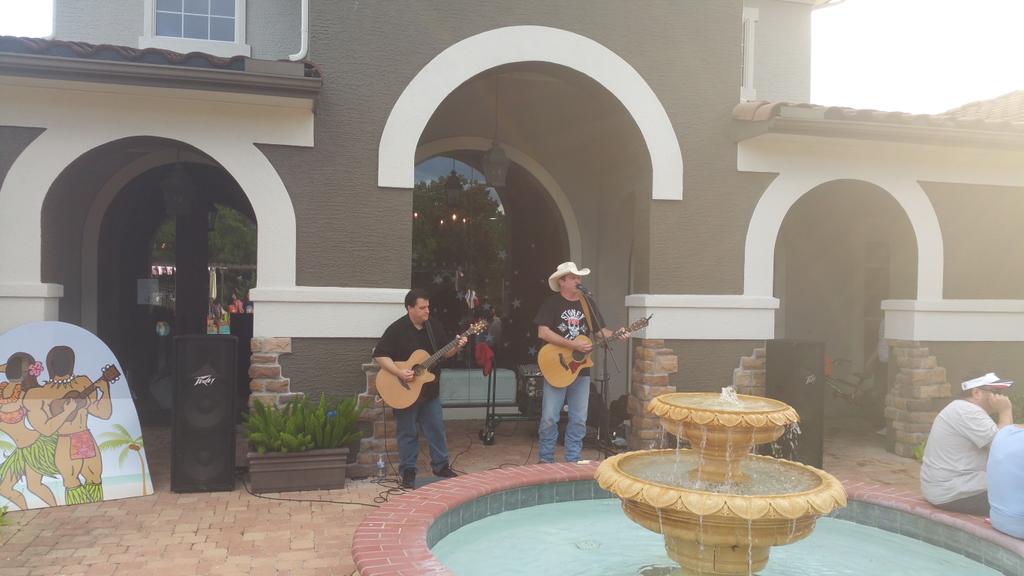 Verified_Bo's tweet photo. #vineyardsaptkaty treats you like a VIP. The #poolparty was awesome live music, food, dessert, drinks, &amp; prizes http://t.co/w7Uogs2J5w