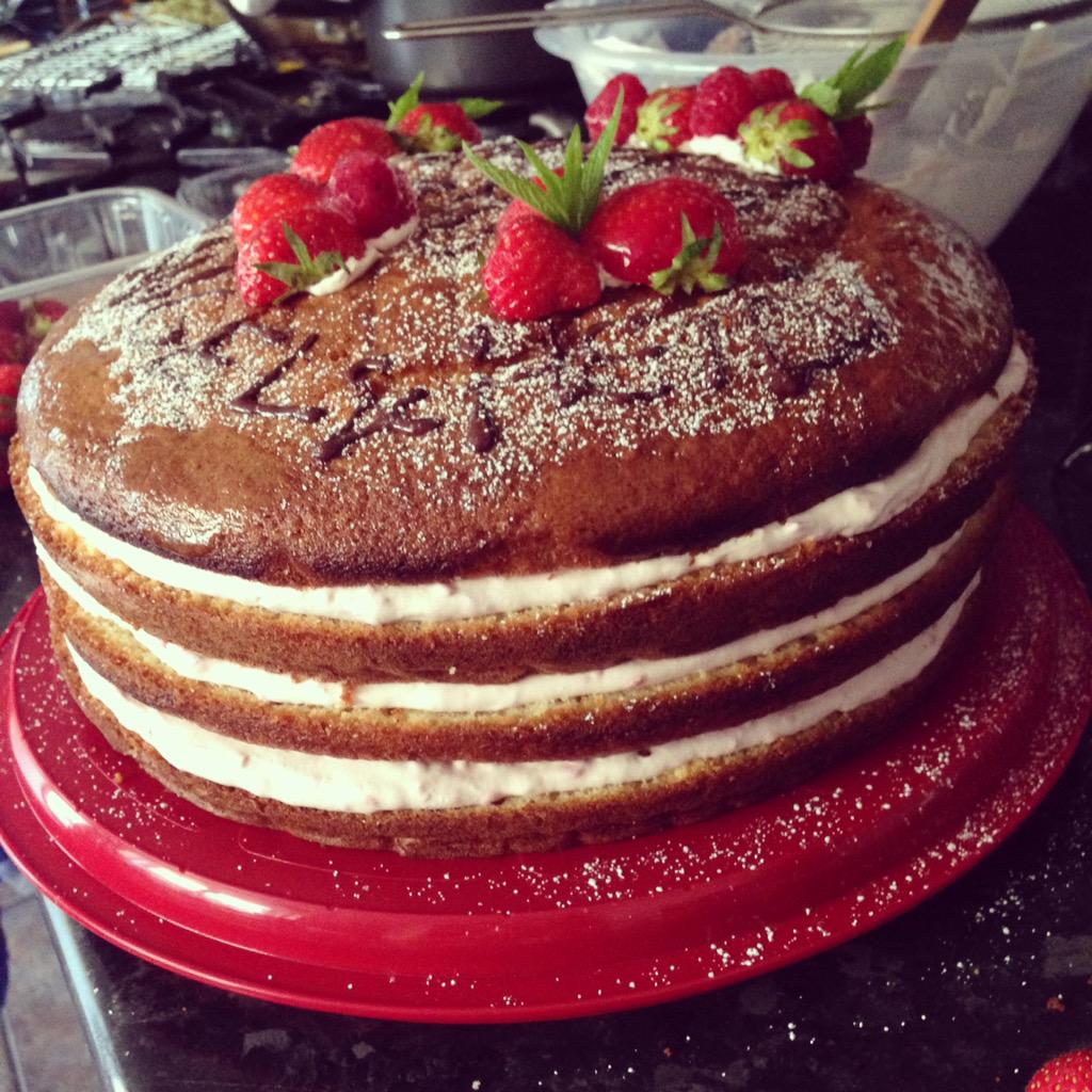 AndreeaManga's tweet photo. Victoria sponge http://t.co/Y3xTk7IDRE