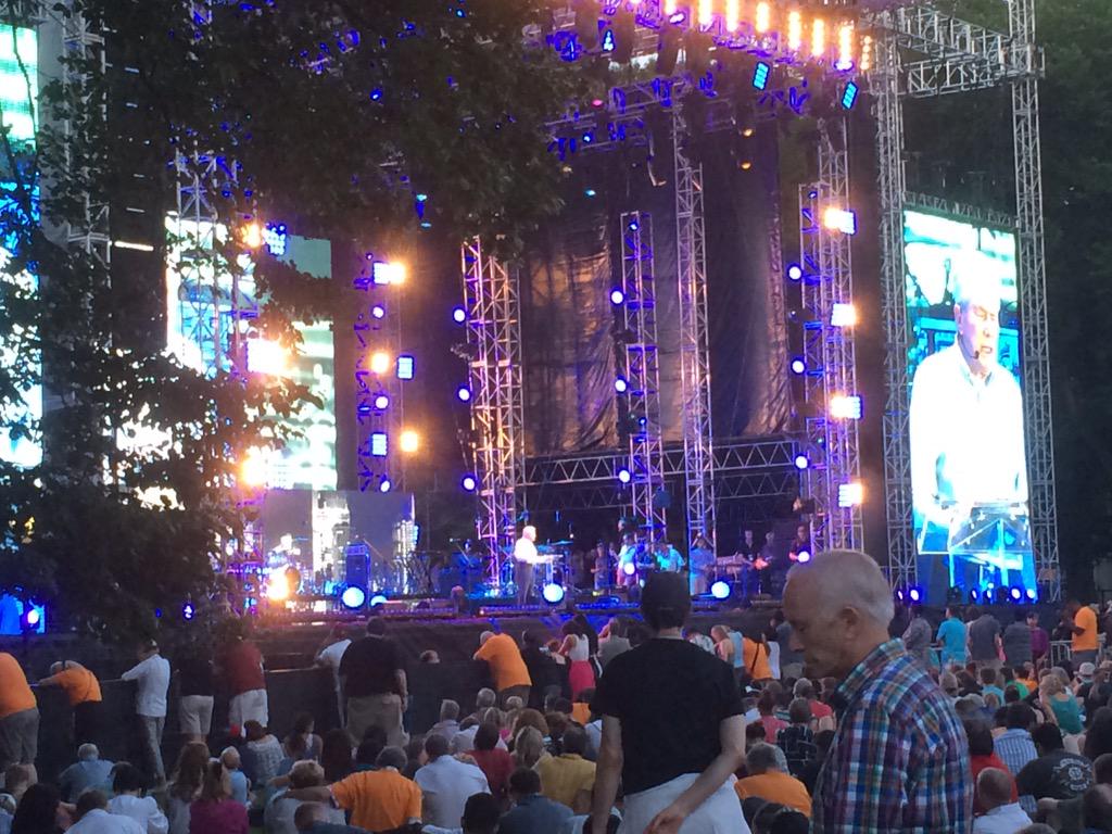 LuisPalauEnVivo's tweet photo. Recibe a Jesus en tu corazón y deja que Jesus cambie tu vida. #NYCityFest #PalauFestival http://t.co/K8hQ095DQQ