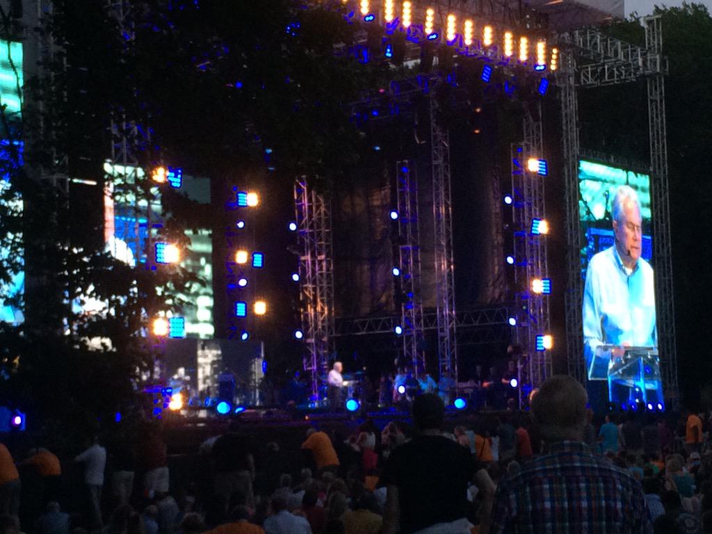LuisPalauEnVivo's tweet photo. Recibe a Jesus en tu corazón y deja que Jesus cambie tu vida. #NYCityFest #PalauFestival http://t.co/K8hQ095DQQ