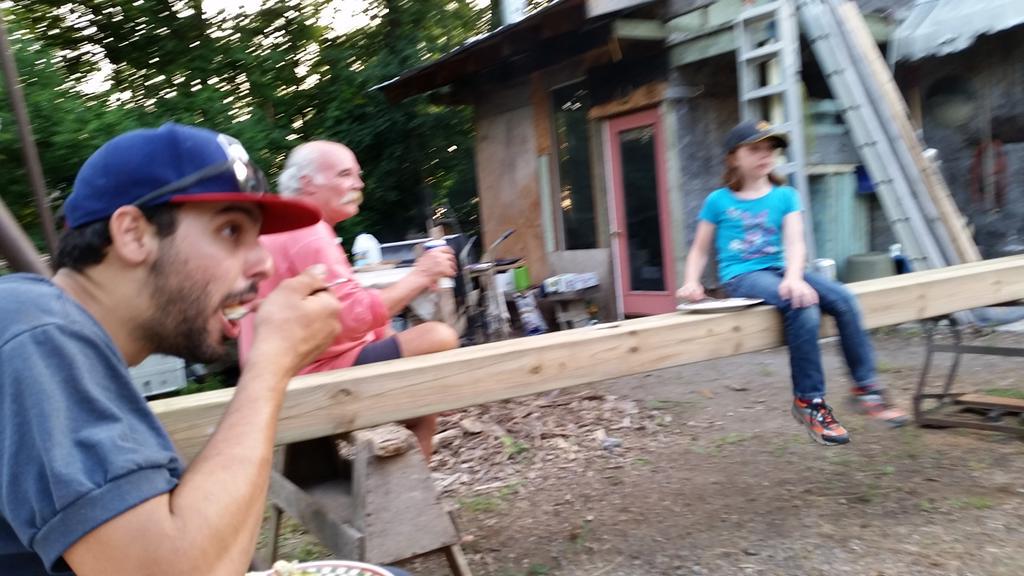 ayrporte's tweet photo. Hay done today.
Good times with good neighbour's
That's what farming is about
#backyardbbq
#farm365
#appreciatehelp http://t.co/UN0odtToYd