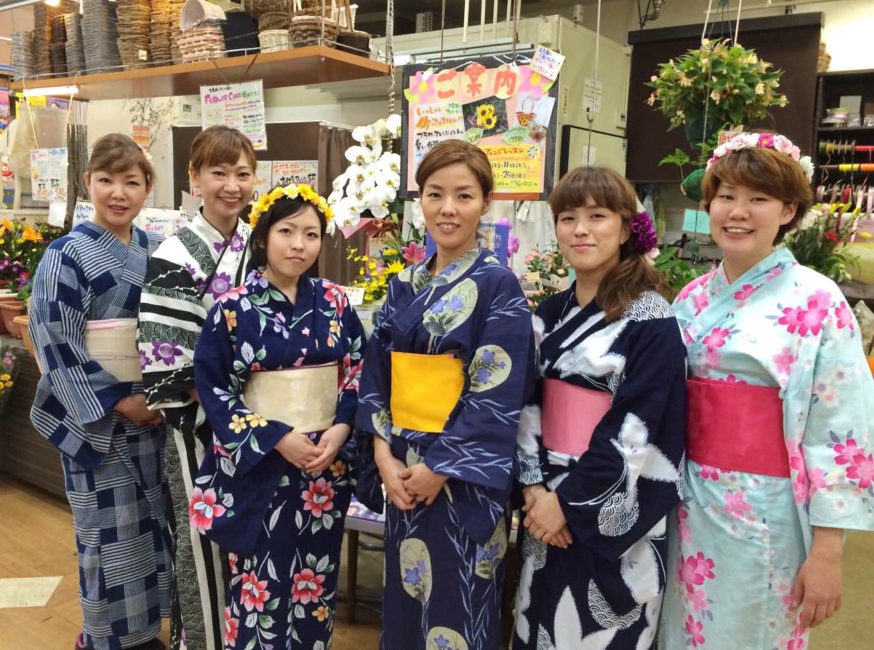 Hanahusa 花葉 華屋 浴衣祭り ありがとうございました 髪飾りはまだまだ絶賛販売中 気になられた方 お近くに来られた方は 華屋まで遊びに来てくださいね 華屋 天下茶屋 粉浜 花屋 浴衣 髪飾り 花冠 夏祭り 花火大会 Http T Co S6zbd8hlkl