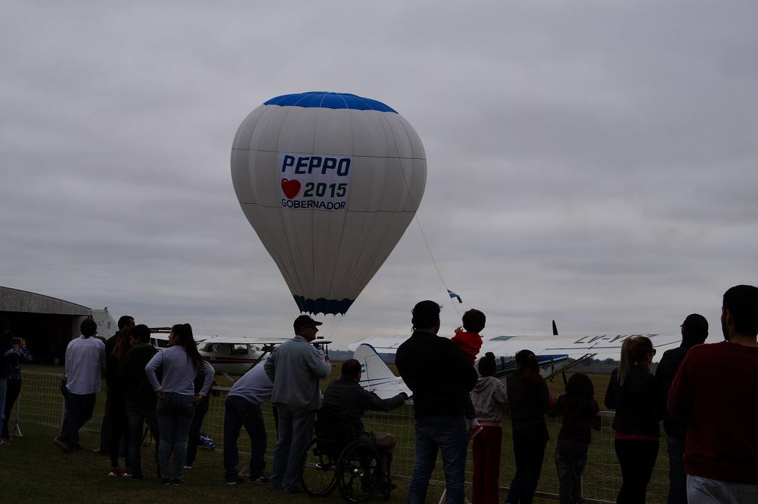 domingopeppo's tweet photo. Muy linda jornada en #VillaÁngela, gran evento y muy linda sorpresa la del globo ¡Muchas gracias! http://t.co/EfAErceCiV