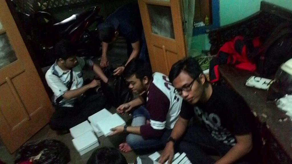 Sahabat_Pwkerto's tweet photo. Persiapan buat baksos saur tadi pagi Berkerjasama dg Koramil 03 Kalimanah, di Panti Asuhan Darrul Istiqomah @NOAH_ID http://t.co/Kdxf6ceb13
