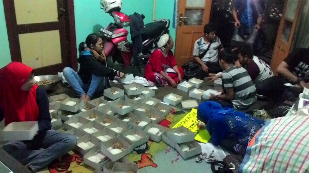Sahabat_Pwkerto's tweet photo. Persiapan buat baksos saur tadi pagi Berkerjasama dg Koramil 03 Kalimanah, di Panti Asuhan Darrul Istiqomah @NOAH_ID http://t.co/Kdxf6ceb13