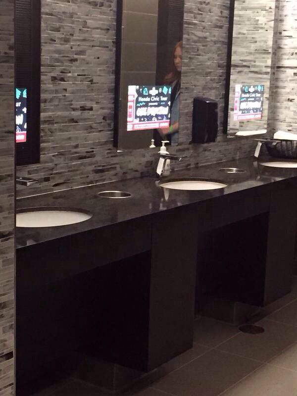 Recife1DBrasil's tweet photo. Tem telas dentro do banheiro do estádio.  #OTRASantaClara http://t.co/TlWtn7qTLq