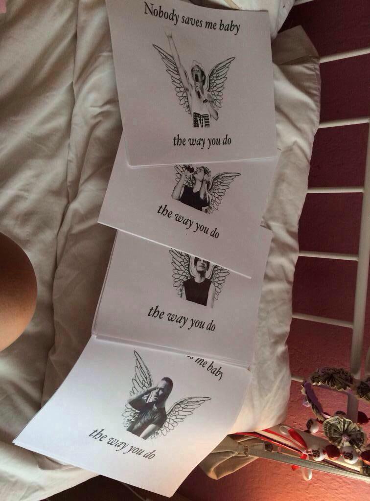 Recife1DBrasil's tweet photo. Fãs levantaram esses cartazes durante "You and I" #OTRASantaClara http://t.co/xucXovj4gc