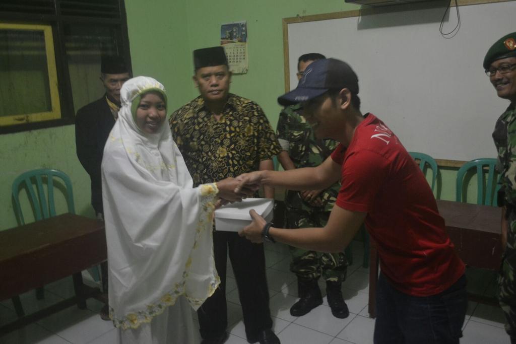 Sahabat_Pwkerto's tweet photo. Baksos sahur kerjasama dg Koramil 03 Kalimanah d Panti Asuhan Darrul Istiqomah tadi pagi colek @NOAH_ID @nolongermine http://t.co/b9bvFXi9Ta