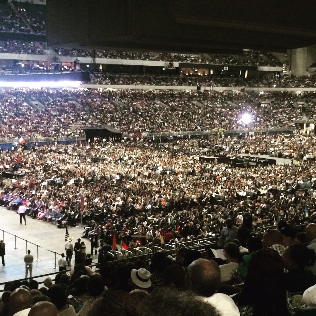PrC_Augusto's tweet photo. O ALAMODOME ficou pequeno no Desfile da Nações #GCSA2015. A IASD espalhada em todo planeta. Breve vem o Senhor Jesus! http://t.co/cxILnVZCpB