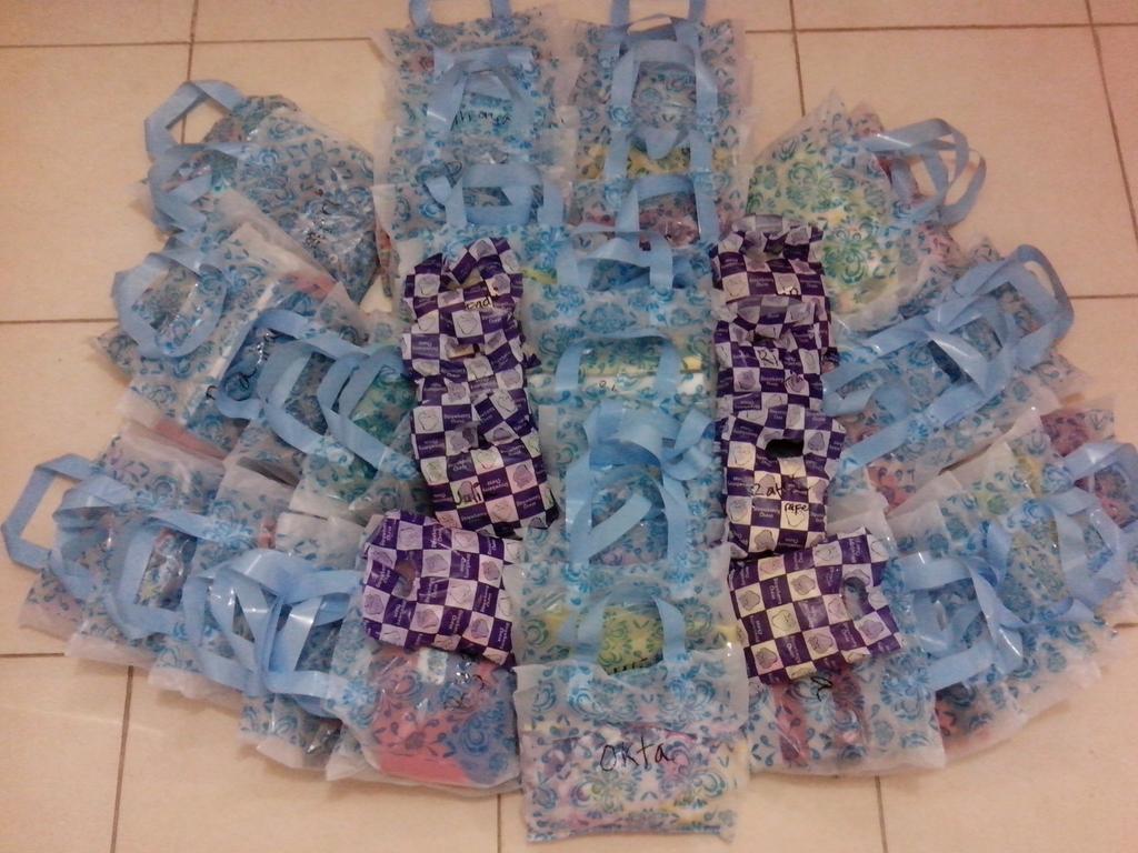 itz_yisha's tweet photo. Tadaa.. bingkisan baju lebaran buat anak2 jalanan grogol, siap dibagikan sore ini ^^ #Bagi2BajuLebaran http://t.co/0nbnnlyASN