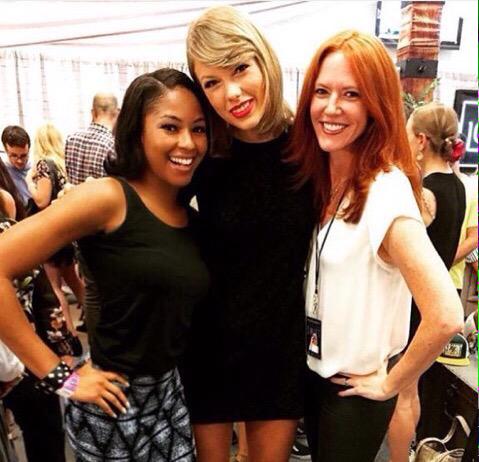 SwiftNYC's tweet photo. Best meet and greet photo of all time: #1989TourEastRutherford #treequeen 🎉 http://t.co/BzuFlRgRIJ