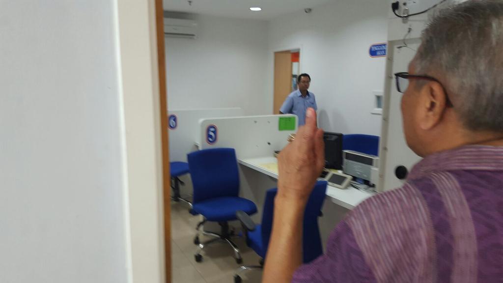 HasanMalekKP's tweet photo. Allhamdulilah sempat melawat Bank Rakyat Caw.Pekan.Tahniah atas usaha semua dlm mnjadikan bank ini,bank pilihan semua http://t.co/p5eDWqYJGG