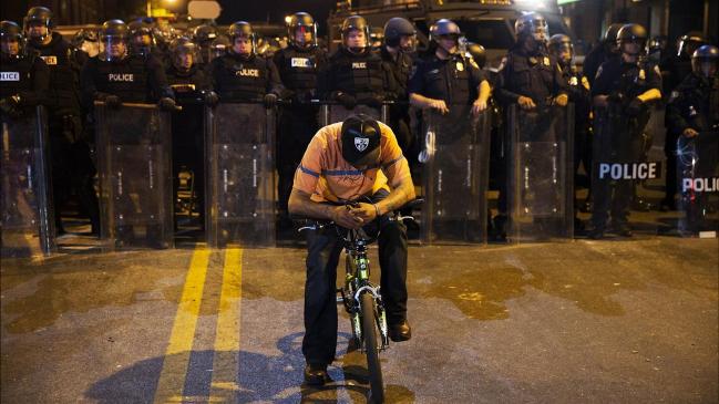newscomauHQ's tweet photo. ‘People are afraid to let their kids out’ http://t.co/NVAOgnd6oZ #Baltimore #AnthonyBatts http://t.co/Vimz7bArbV