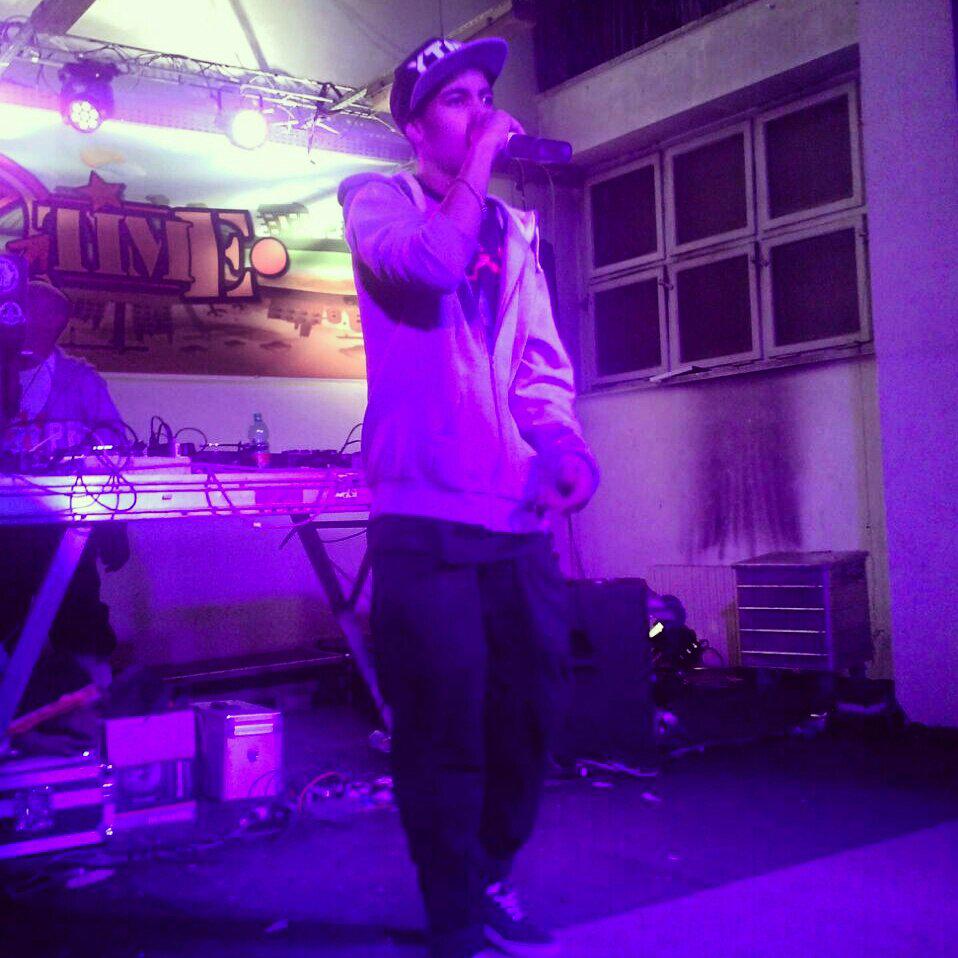 adeb_the's tweet photo. Wa7d l concert daz mtardeg D€b http://t.co/0XM4jtcJpM