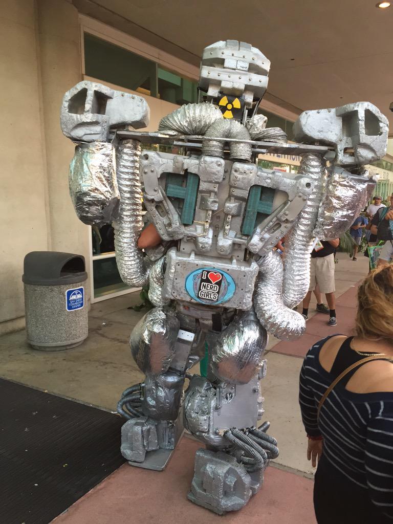 TruthRobot's tweet photo. BROTHER....DO NOT RUN AWAY....   #sdcc2015 #SDCCgeekcouture #robots http://t.co/La6hjCiVeR