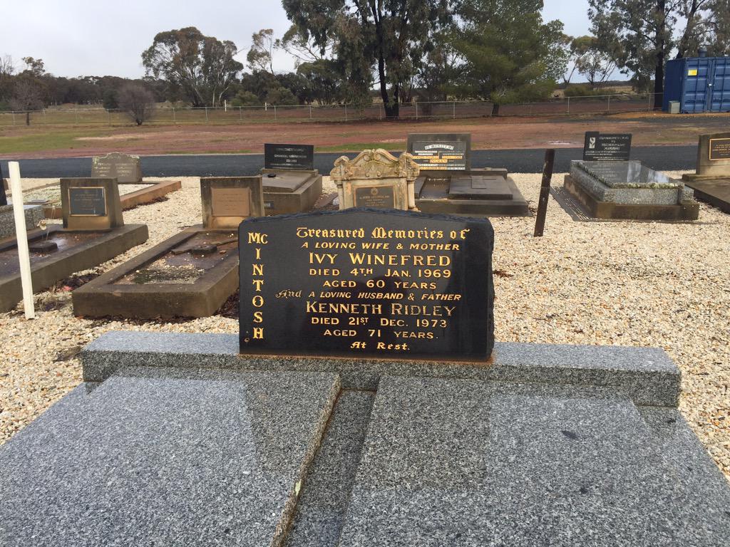 SuzanneStorrie's tweet image. On way to my uncle's funeral in Griffith with my parents. Stopped in to West Wyalong to #payrespect to theirs #Family