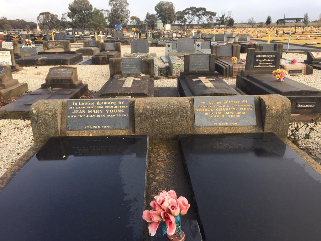 SuzanneStorrie's tweet image. On way to my uncle's funeral in Griffith with my parents. Stopped in to West Wyalong to #payrespect to theirs #Family