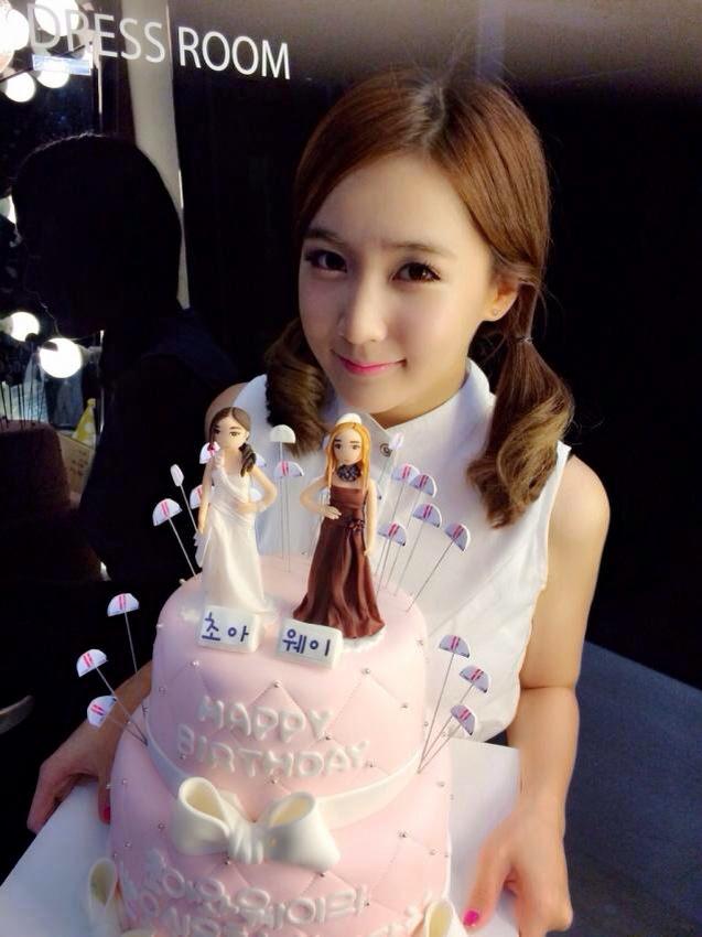 sketchbooksID's tweet photo. @crayonpop Twins &amp; Cake 😘😘
Heo Minjin &amp; Heo Minseon
#HappyBirthdaytoCHOA2015 #HappyBirthdaytoWAY2015 http://t.co/cg8WwRC0nf