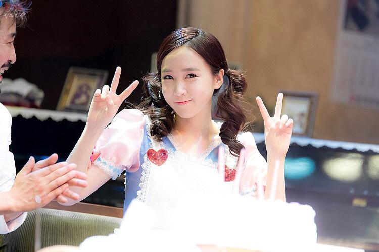 sketchbooksID's tweet photo. @crayonpop Twins &amp; Cake 😘😘
Heo Minjin &amp; Heo Minseon
#HappyBirthdaytoCHOA2015 #HappyBirthdaytoWAY2015 http://t.co/cg8WwRC0nf